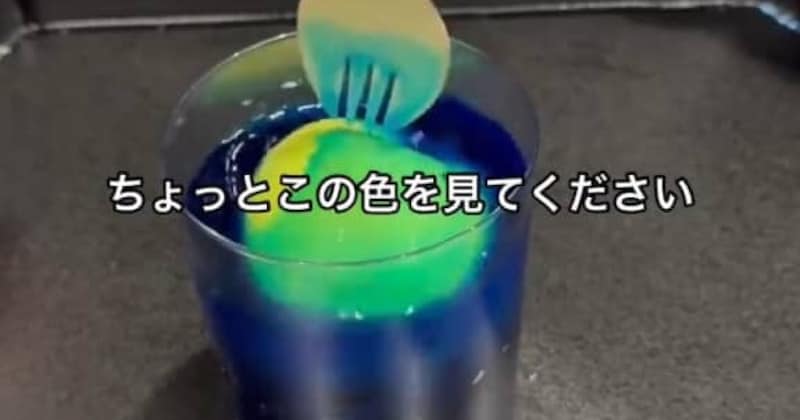 青リンゴを“青の着色料”の中に放置→24時間後、半分に切ったら……「えっ？」　意外な結果が70万再生「オチは完璧ですね」