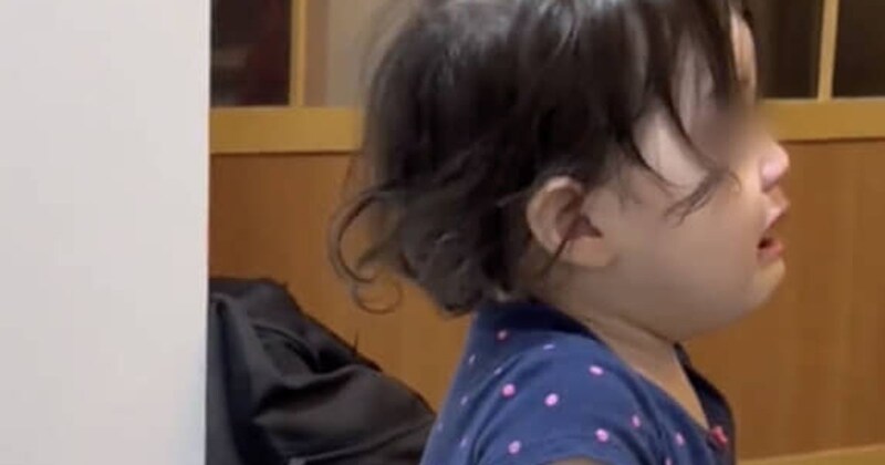 泣いてしまった1歳娘→目線の先には……「これは大人でも泣くww」　“美顔器中のママ”に衝撃「夢に出るわ」「想像してた美顔器と違うww」