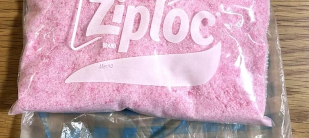 実家から届いた“大量の桜でんぶ”、よく見てみると……　まさかの正体に「狂気感じてしまいました」「タオルが畳んで入ってるのかと」