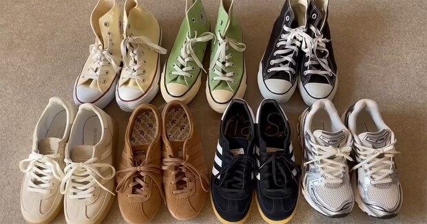 50代女性の“スニーカー7足コーデ”がすごい！　雰囲気が変わる大人カジュアルな装いに「本当に素敵」「マネしたくなりました」