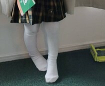 2歳娘に一番くじを引かせるとまさかの……　抱きかかえるほどの“目を疑うような戦利品”が20万表示「えっすごい」「でか！」