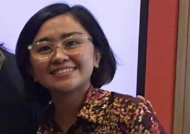 メガネで素朴な22歳女性が、8年後……　30歳の現在が400万再生「ヤバいほどあか抜け」「いや若返ってない？」【海外】