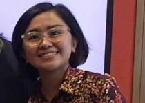 メガネで素朴な22歳女性が、8年後……　30歳の現在が400万再生「ヤバいほどあか抜け」「いや若返ってない？」【海外】