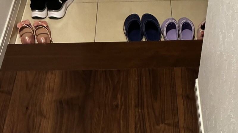 「一番上まで入れといてね!」 小1息子に水筒の用意を頼まれたママ→登校後に玄関を見ると…… “ひざから崩れ落ちる光景”に「分かりみすぎて爆笑」