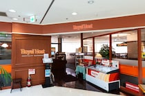 【画像：ロイヤルホストの“人気メニュー柄スウェット”】