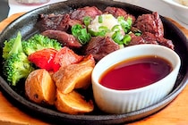 【60代以上が選ぶ】高級レストランくらいうまいと思う「ファミレスチェーン」ランキングTOP14！　第1位は「ロイヤルホスト」【2025年最新調査結果】