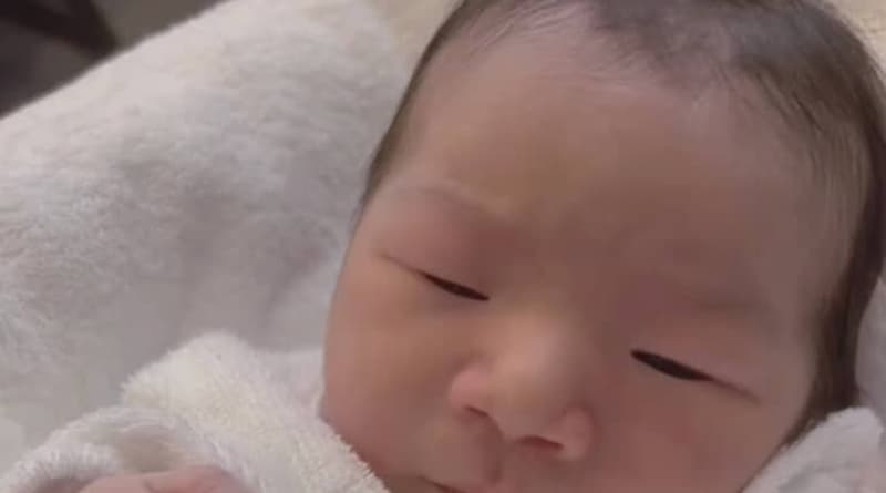 赤ちゃんが生まれて22時間後、ふと見ると……　衝撃の姿が248万再生「石原裕次郎かとｗｗ」「これは転生してますね」