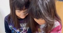 同じ日に乳歯が抜けた幼い双子姉妹→よく見たら……「これはすごすぎる」　“まさかの一致”に「さすが双子」「奇跡が起きた」