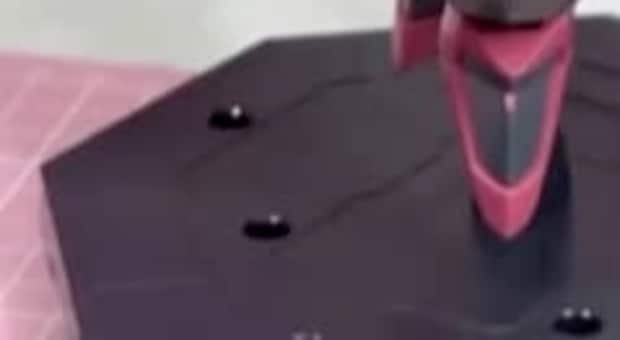 ガンプラを“かわいいもの好き”の女性がカスタムしたら……　想像を超えるまさかの仕上がりに「わーめっちゃかわいい」【海外】