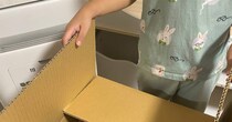 引っ越し準備をする4歳娘→詰めた段ボールをのぞいてみると……　“自由すぎる荷造り”に「Amazonもびっくり」「大事なものなんだね」