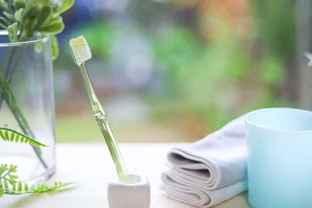 【現役歯科医師に聞いた】「今リアルに使っている歯ブラシ」ランキング! 2位は「ルシェロ」、1位は?