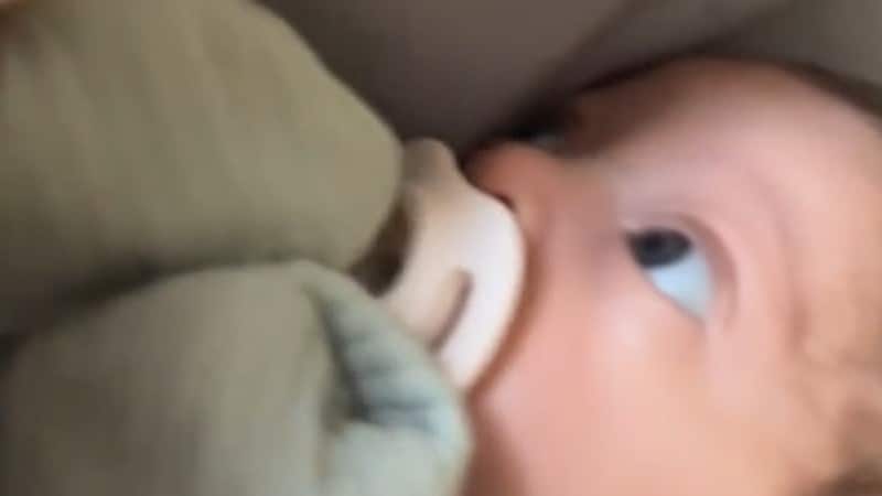 生後2カ月の双子の赤ちゃん“初めてお互いに気が付いた瞬間”……　640万再生の“表情”に反響「混乱している？」「衝撃的だよね」【海外】