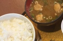 行きつけの定食屋、450円の定食を「1000円ぐらいにアレンジして」とお願いしたら……　 とんでもない光景に「すげーなー！」「バグってる」「羨ましい」