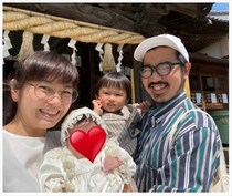 武内由紀子、特別養子縁組の女の子とお宮参りへ　「素晴らしいファミリー」「かわいすぎて泣ける」と幸せ家族ショットに反響