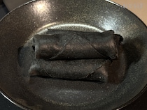 これ食べて大丈夫!?　セブン-イレブンが“衝撃ビジュアル”新商品発売、ブラックフライデーの「黒すぎる」春巻き食べてみた