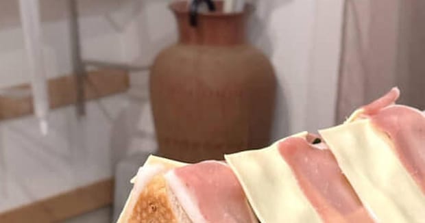 手作りの「お菓子の家」→しかし、よく見ると……“まさかの正体”に「この手があったか」「最高やん」「解体に参加したい」