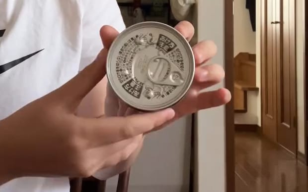 自宅でこっそりツナ缶を開けたら……　「うしろ！！ww」期待を裏切らない“背後”に爆笑「吹いた」