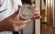 自宅でこっそりツナ缶を開けたら……　「うしろ！！ww」期待を裏切らない“背後”に爆笑「吹いた」