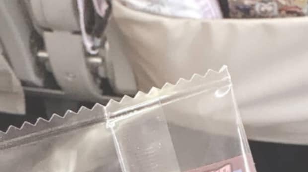 飛行機でお菓子の袋を開けたら……　分かる人には分かる中身に「コレは確かにアカン……！」