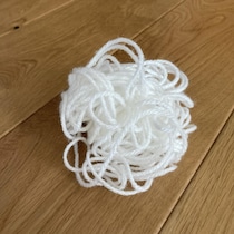 【かぎ針編み】娘「これで何か作って！」→白い毛糸を渡されたママ、本気で編んだら……　完成したアイテムに「すごー！」「んぁぁめっちゃ可愛いです」