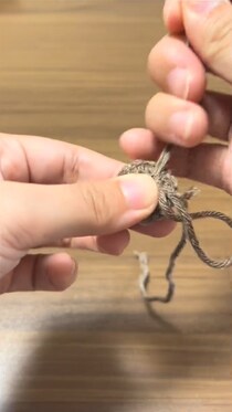 ベージュと白と黒の毛糸を、仕事終わりにコツコツ編み続け……　ディズニーにぴったりな“かぎ針編みアイテム”に「綺麗ですー！」「とっても可愛い」