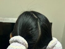 ママが小2娘の髪に巻いたまさかのアイテム→翌朝ほどくと……　驚きの光景が480万表示「えっ、本当に!?」「やってみたいかも」