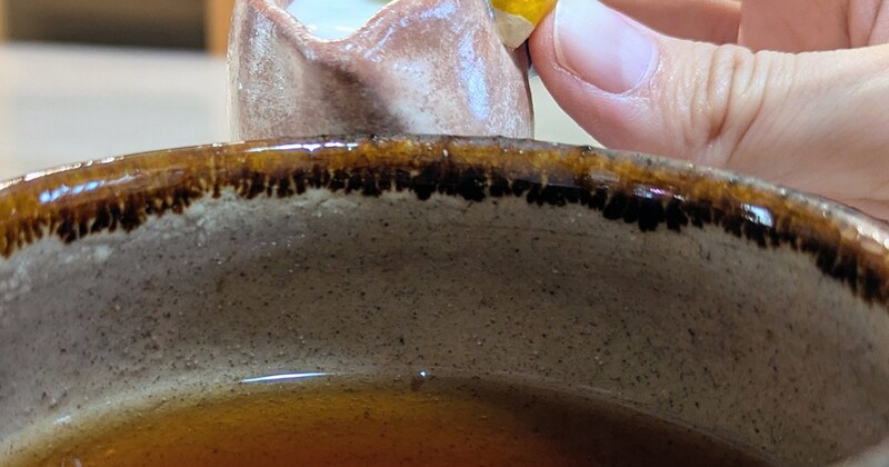 カップにミルクを注ぐのは……「天才すぎる！」　有名絵画を再現した“驚きの手作りグッズ”が400万表示「売ってくれーーッッ」