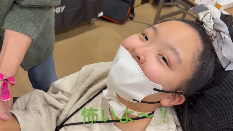 “100万人に1人の病”の身体不自由な女子　両親が“奇跡”に仰天の喜び「小指やばい」「リハビリしてもここまでなかった」　本人も変化に「怖いよ～」