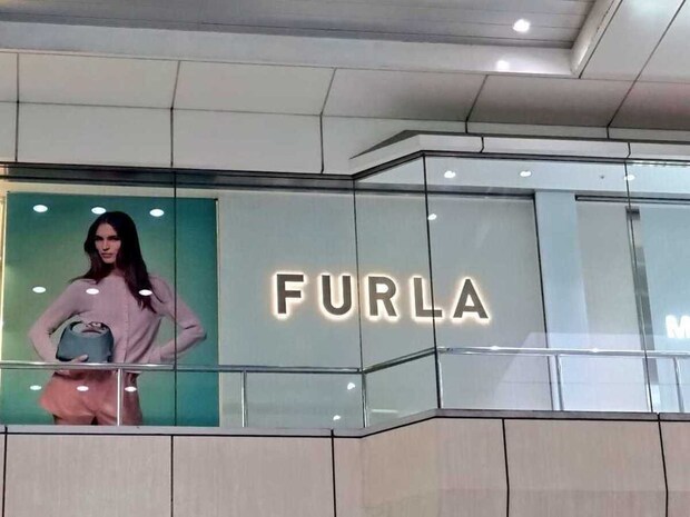 「5つ目。これなしではもう無理」 FURLA(フルラ)の“お財布ショルダー”に絶賛の声 「信じられないほど便利」「毎日愛用しています!」