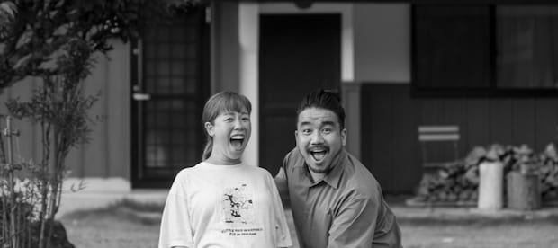 自宅前で妻と夫がパシャリ→1カ月半後……「うわぁ～！最高すぎる！」　幸せしかない光景に「表情が良すぎる～」「理想だ」