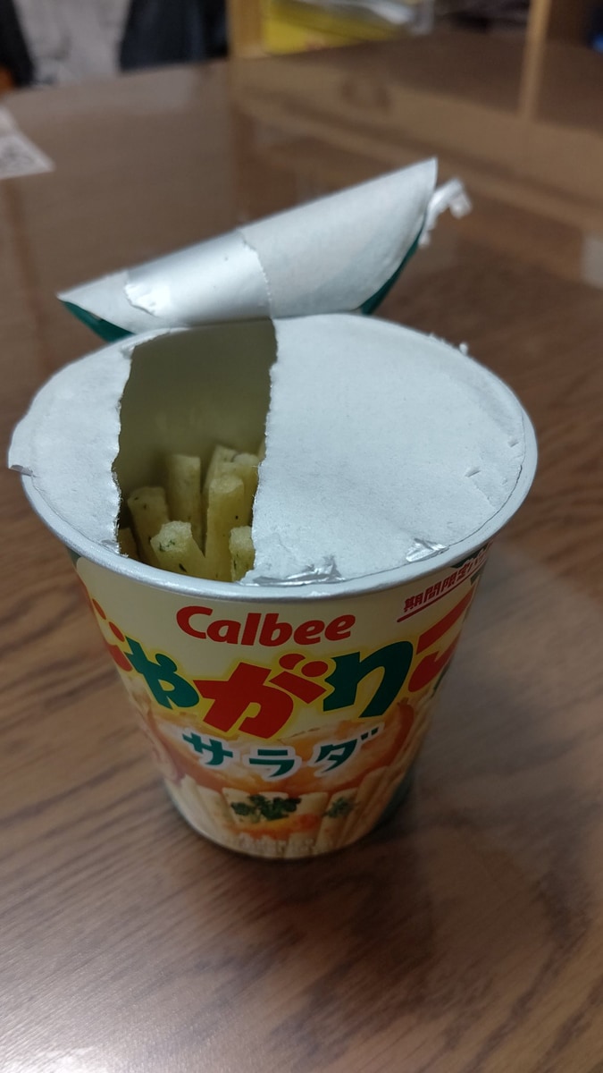 じゃがりこの開封に失敗した漫画家の卵→「泣かされたままで終わらないのが私だ」　“まさかの大逆転”が620万表示「発想めっちゃいい」