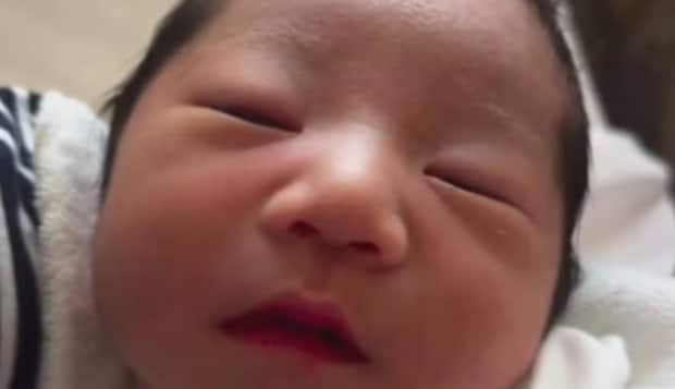 生まれたばかりの赤ちゃん、3カ月後の姿に母驚がく「こんなに顔が変わるとは」　まさかの成長に「美人確定です！」「え！すご！」