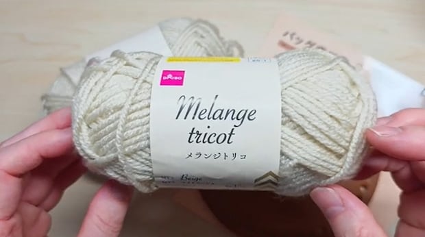 ダイソーの毛糸をジグザグ模様でぷっくりと編んでいくと……　秋冬に大活躍なお出掛けアイテムがかわいい！