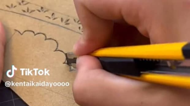 ダンボールをカッターで細かく切って、貼り合わせていくと……「え、すげぇ」　“本物よりすごい完成品”に「公式もびっくり」「控えめに言って天才」