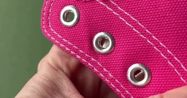 スニーカーのステッチ沿いに七色の糸を刺していくと……「きれい！」「これならできるかな」　驚きの刺しゅうアレンジに反響【海外】