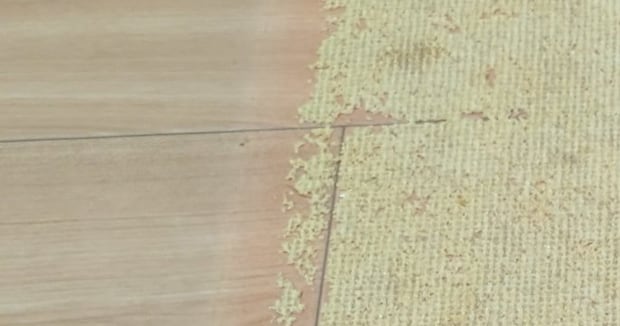 便利な滑り止め付きキッチンマット→めくってみたら……「う、うわあー!」 “恐ろしい光景”が120万表示 「見といたほうがいい」「私もやりました」