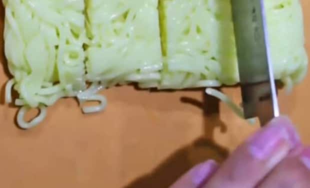 焼きそば麺を細かく切っていくと……「なんじゃこの美味しそうなやつ」　驚きの完成品が700万再生超