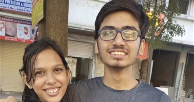 女性の横でぎこちなく笑うメガネ男性→3年後……　別人すぎるビフォーアフターに「彼に何が起きたんだ」「信じられない」【海外】