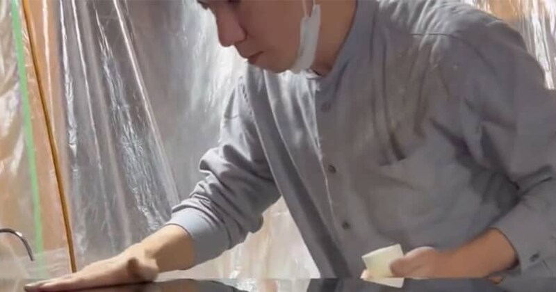 漆芸職人→素手で漆を机に磨き込むと……「何これ！」　 “最上級の仕上がり”が990万表示「スマホ逆さにして見ても違和感ない」「これぞ日本の工芸」