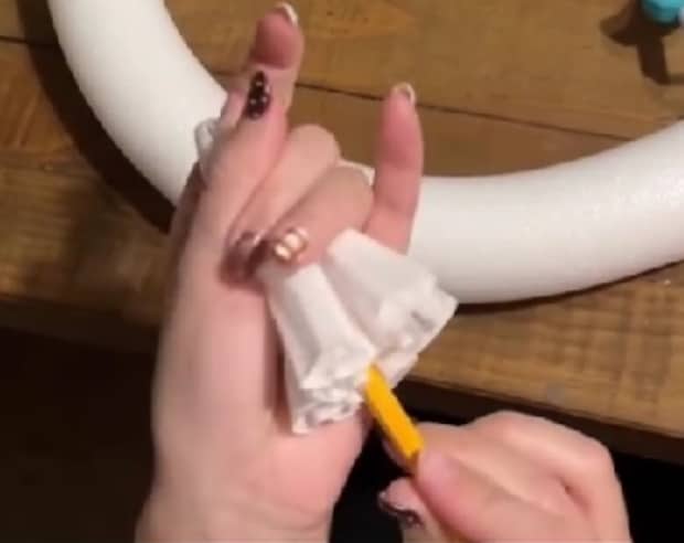 コーヒーフィルターを鉛筆にかぶせ、まんまるに貼り付けると……「えっすご！」　無心になれるDIYアイデアが話題【海外】