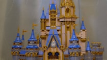 レゴでディズニーのシンデレラ城を再現→部屋の電気を消すと……“衝撃の仕掛け”に反響　「この発想はなかった」「家でできるのアツい」「すっご!!」