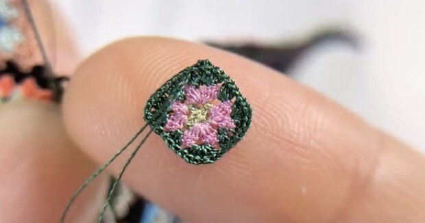 極細かぎ針で“小指の爪”ほどのモチーフを100枚以上編んで……「人間技じゃない！」　240万再生の“衝撃の完成品”に驚がく「言葉が出ない」【海外】