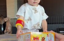 お掃除好きの1歳娘に“掃除機のおもちゃ”をプレゼントしたら……　まさかの反応と行動が55万再生「可愛いすぎるぅ〜」「凄い!!」