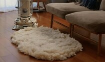 リビングに敷かれたラグ→まさかの“生産者”に衝撃　「二度見しました！！」「地産地消？」
