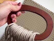 木の輪っかにロープを通してひたすら編んでいくと……「完璧！」「同じの作りたい！」　まさかの完成品が190万再生【海外】