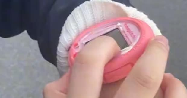 「たまごっち」を腕につけた友達→自分の手首には……「天才すぎるwww」　ついていた“まさかのもの”にネット爆笑