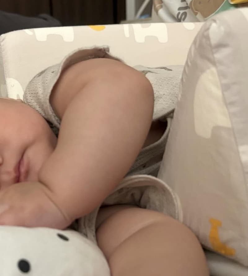 お布団ですやすや眠る双子の赤ちゃんのそばをふと見ると……　「動悸がしてきました」「あら～」「ご、語彙力が〜〜！！」と大反響