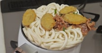 鍋からはみ出した冷凍うどん→もう無理かと思ったら、数秒後まさかの……「これが家事スキル」　思わぬ光景に「プロですね」