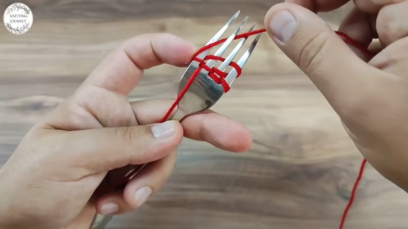 フォークに毛糸をぐるぐる巻きつけていくと……　圧巻のアイテムが500万再生「こんなの思いつかない」【海外】