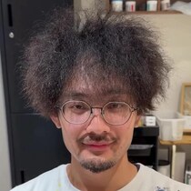 誰の手にも負えなかったクセ毛の男性→“凄腕美容師”に託すと……　衝撃の仕上がりに「声出た」「別人かと」